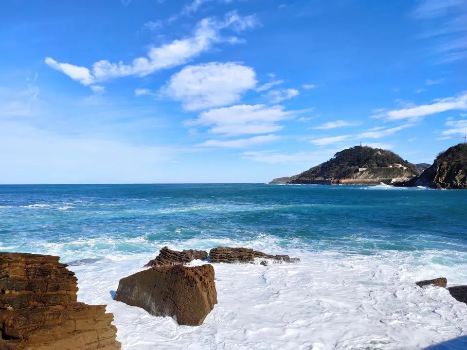Temporal de oleaje en la playa de La Concha,en San Sebasti&aacute;n, desde el Peine del Viento.