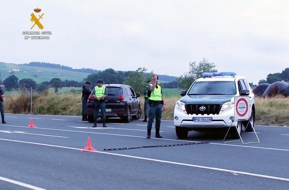 Rdo. Nota De Prensa Guardia Civil (Sorprendido Conduciendo Sin Permiso Y Se Indentifica Con La Copia De Una Denunca A Nombre De Otra Persona)