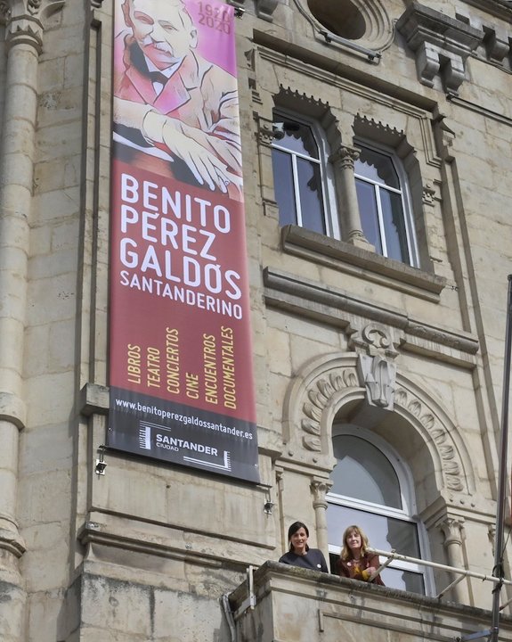 Cartel de Galdós en la fachada del Ayuntamiento de Santander