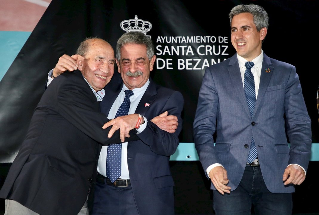 El presidente de Cantabria, Miguel Ángel Revilla, y el vicepresidente, Pablo Zuloaga, en la Gala del Deporte de Santa Cruz de Bezana