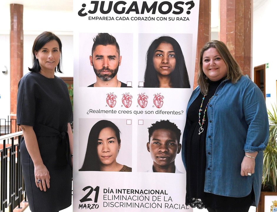 La alcaldesa de Santander, Gema Igual (izda), y la concejal de Inmigración, Lorena Gutiérrez, presentan la campaña '¿Jugamos?' contra la discriminación racial