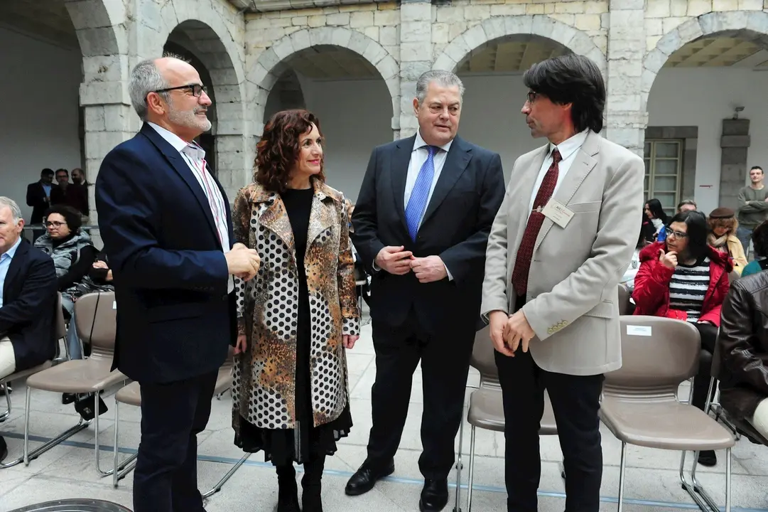 De izda a derecha. El consejero de Sanidad, Miguel Rodr&iacute;guez; la resposable de Empleo y Pol&iacute;ticas Sociales, Ana Bel&eacute;n &Aacute;lvarez; el presidente del Parlamento de Cantabria, Joaqu&iacute;n G&oacute;mez, y el presidente de AICE Cantabria, Antonio Sim&oacute;n