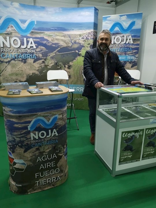 El concejal de Medio Ambiente de Noja, Javier Martín, en el stand de Noja en la Feria Internacional de Turismo Ornitológico de Monfragüe (Extremadura)