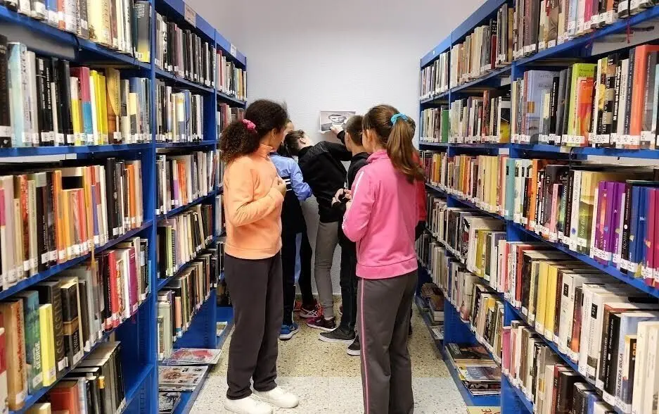 Ni&ntilde;os en una biblioteca de Santander. Lectura. Libros. 