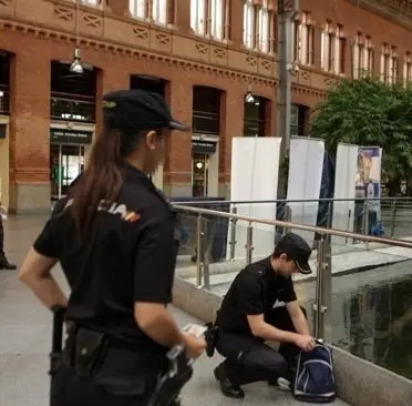mujeres polic&iacute;a