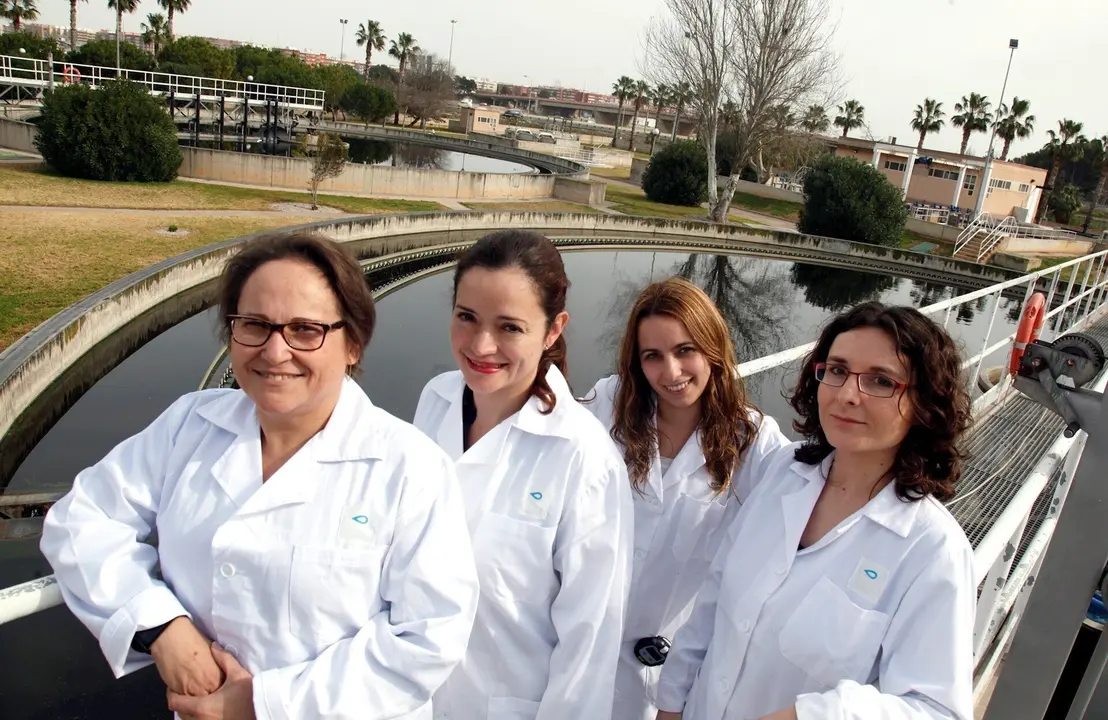 Grupo de mujeres trabajadoras de la planta