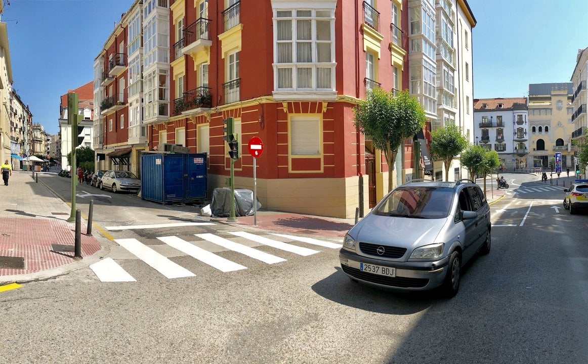 Un coche circula por Santander