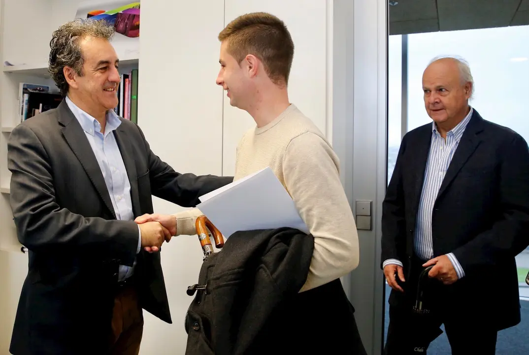 El consejero de Insutria con el alcalde de Rasines