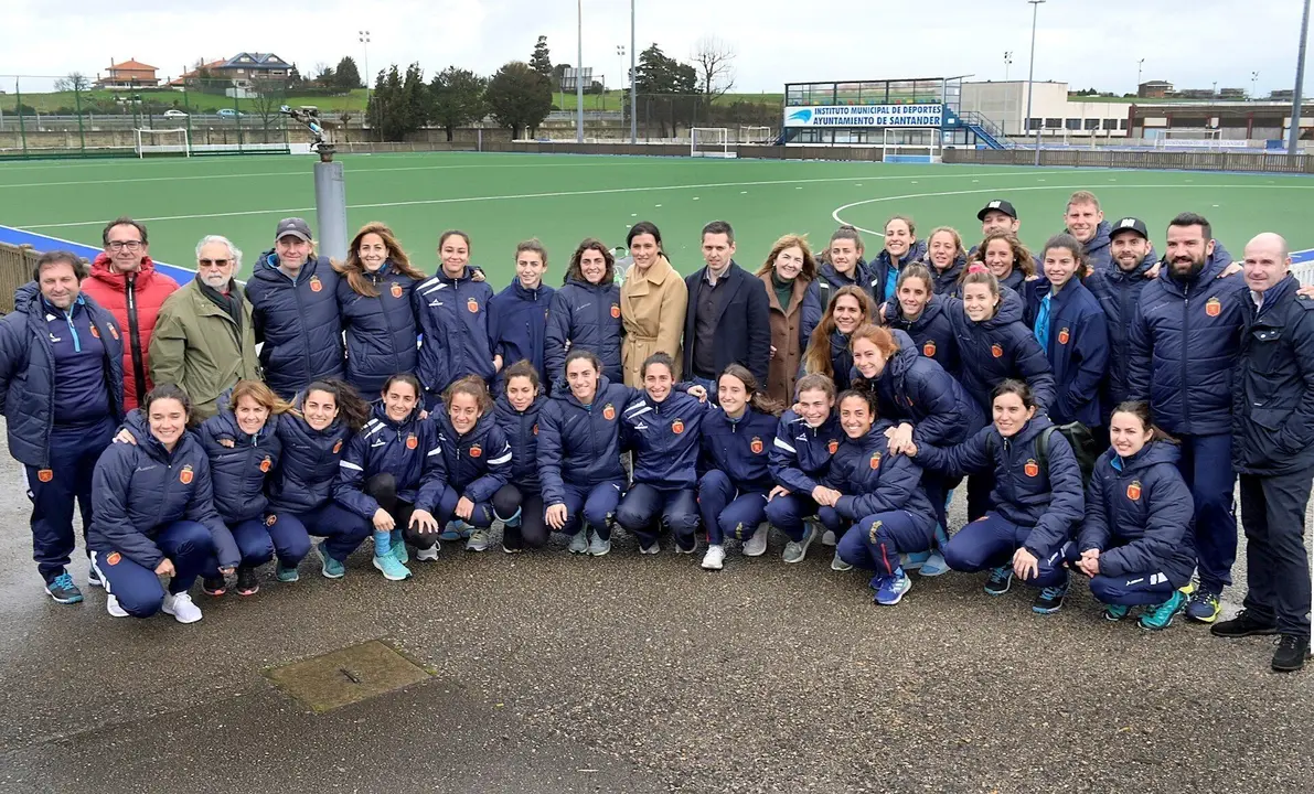 Recepci&oacute;n a la selecci&oacute;n espa&ntilde;ola de hockey en Santander. En la foro, el equipo junto a la alcaldesa de Santander, Gema Igual; la concejal de Deporte, Mar&iacute;a Luisa Sanjuan y el director general de Deporte del Gobierno regional, Mario Iglesias