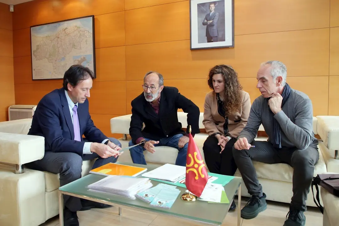 El consejero de Obras P&uacute;blicas, Jos&eacute; Luis Gochicoa, con representantes de Cantabria ConBici