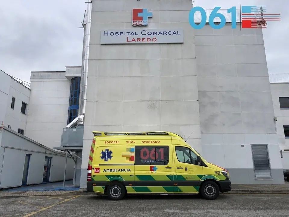 Ambulancia del 061 en el Hospital de Laredo