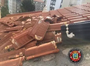 Tejas levantadas por el viento en Santander