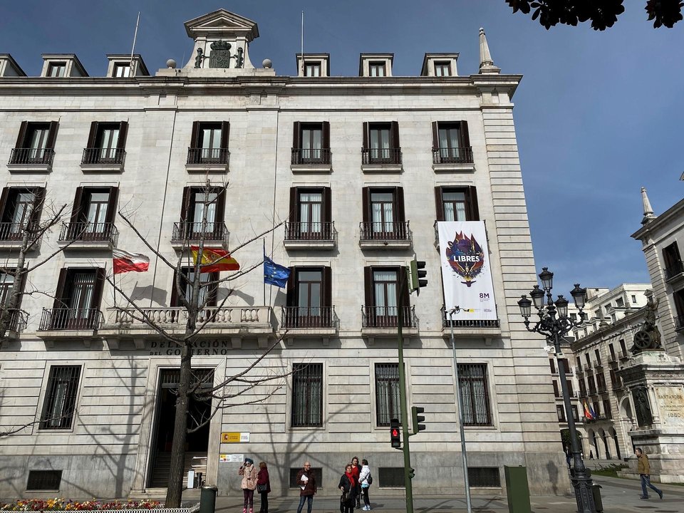 La Delegación del Gobierno en Cantabria despliega una pancarta por el 8 de Marzo