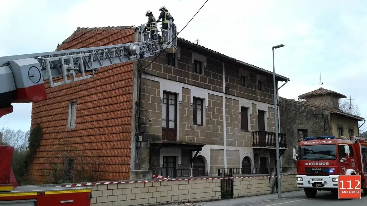 EuropaPress_2688406_Retirada_de_alero_en_Laredo