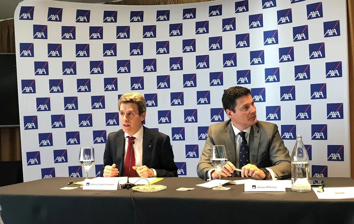 Arturo L&oacute;pez Linares, director de Siniestros y lucha contra el fraude de AXA Espa&ntilde;a, y Josep Alfonso, director de Comunicaci&oacute;n, RRII y RC de AXA Espa&ntilde;a.