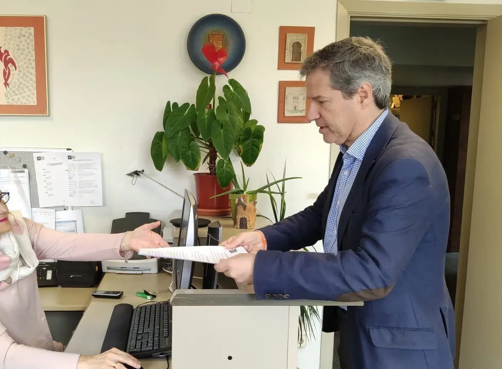 El portavoz de Ca en laa Cortes de Arag&oacute;n, Daniel P&eacute;rez Calvo, registrando la proposici&oacute;n no de ley