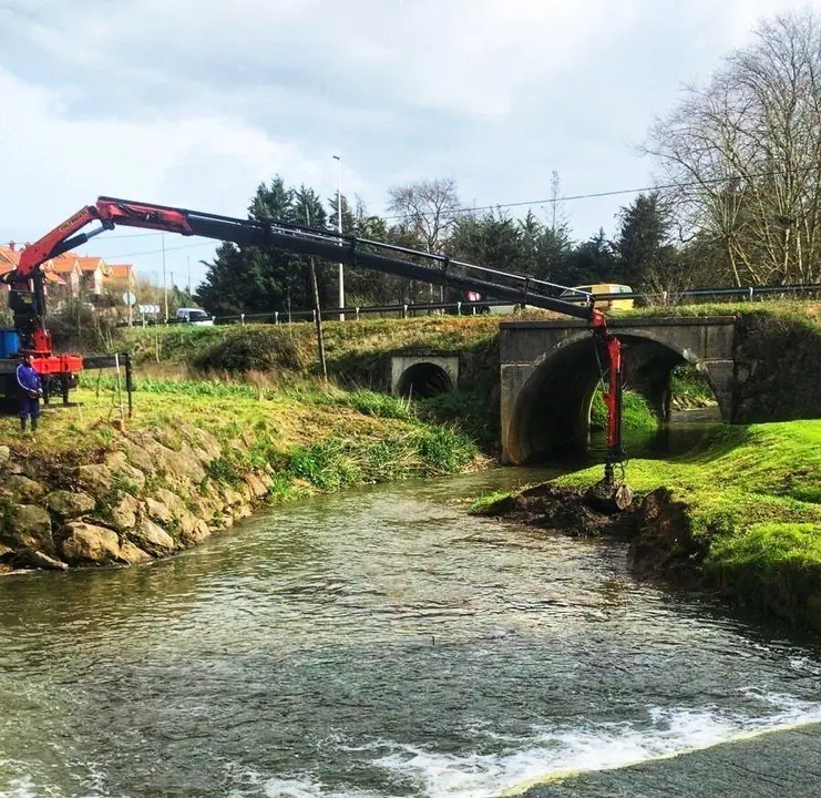 Avanza en la limpieza de los m&aacute;rgenes de r&iacute;os de la cuenca del Campiazo