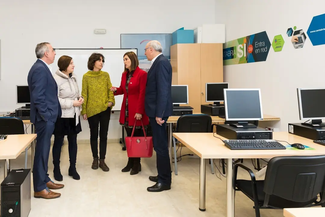 La consejera de Presidencia, Paula Fern&aacute;ndez, en Miengo