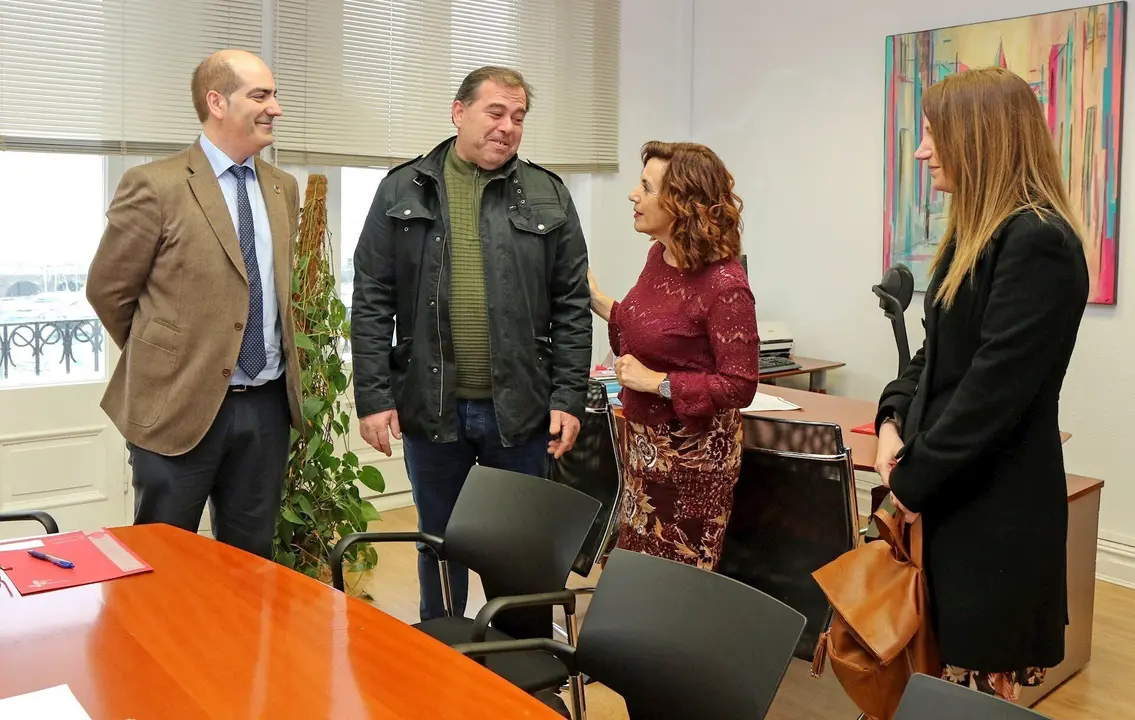 La consejera de Empleo y Pol&iacute;ticas Sociales, Ana Bel&eacute;n &Aacute;lvarez,  y el alcalde de San Miguel de Aguayo, Eduardo Guti&eacute;rrez