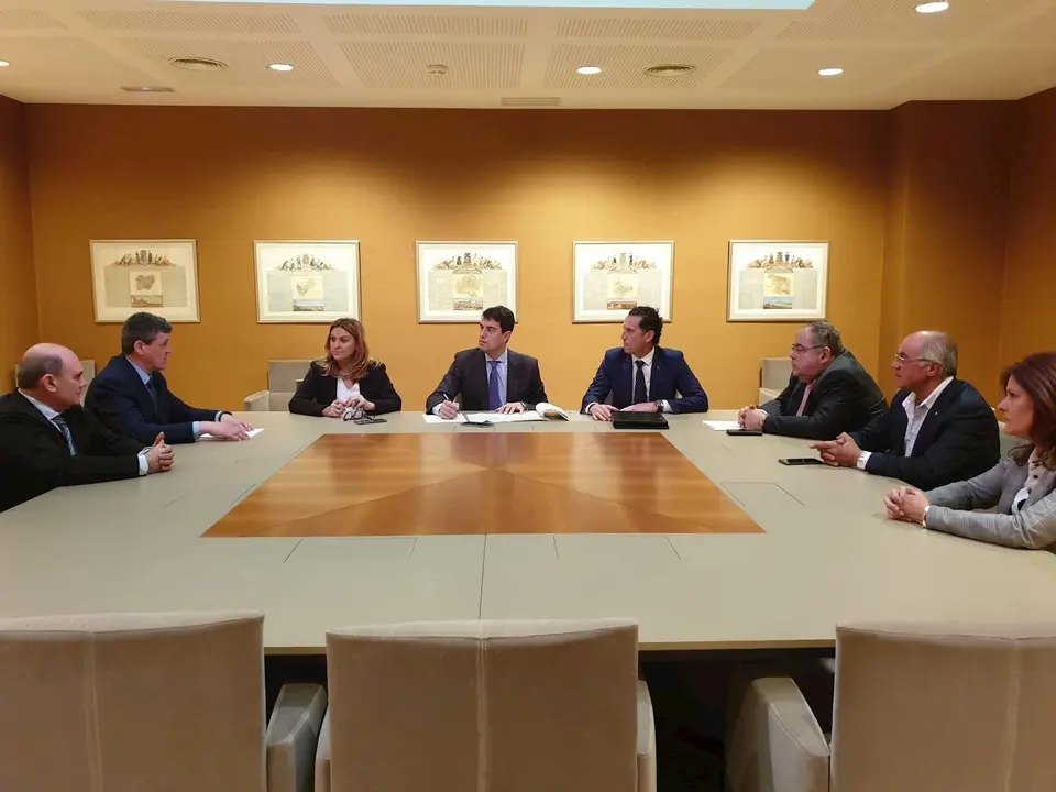 Reuni&oacute;n de &Aacute;ngel Ib&aacute;&ntilde;ez en las Cortes con concejales y alcaldes del PP de la zona de Las Merindades, en la provincia de Burgos.