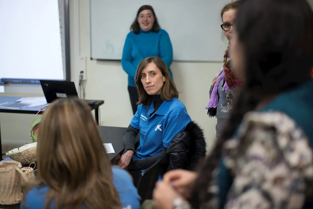 Voluntarios de la Caixa ayudan a personas con diversidad funcional a saber gestionar su dinero