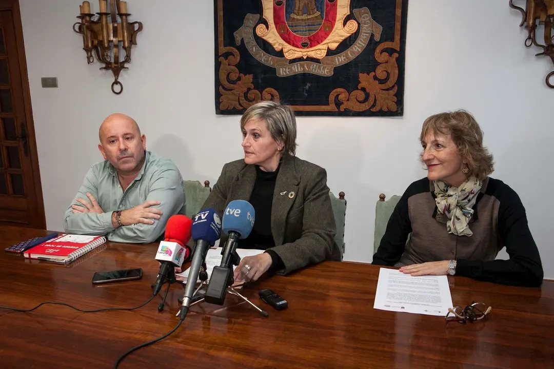 La alcaldesa de Camargo, Esther Bolado, la directora general de Acci&oacute;n Cultural, Eva Ranea, y el concejal de Cultura, Jos&eacute; Salm&oacute;n, presentan en rueda de prensa las actividades que el Museo Etnogr&aacute;fico celebrar&aacute; en marzo en La Vidriera