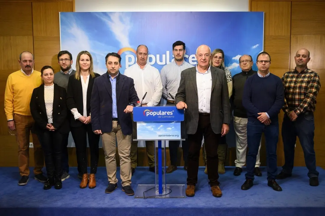 Rueda de prensa de Carlos Caram&eacute;s y Juli&aacute;n V&eacute;lez del PP con alcaldes ped&aacute;neos