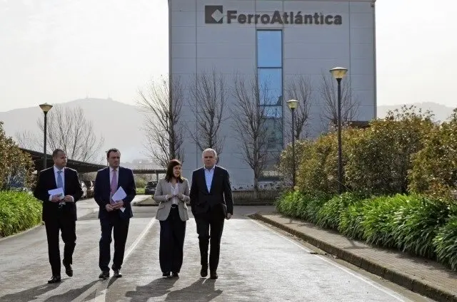 La presidenta del PP, Mar&iacute;a Jos&eacute; Sa&eacute;nz de Buruaga, y otros miembros del partido en su visita a Ferroatl&aacute;ntica. Archivo