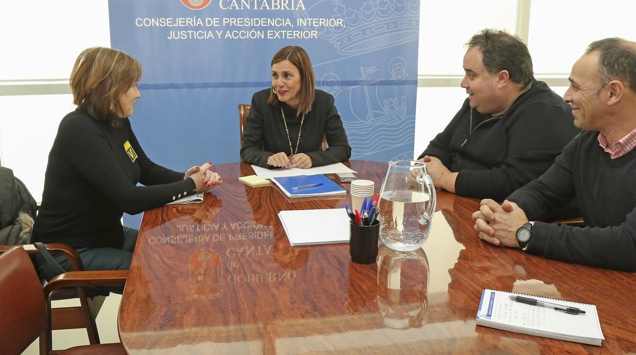 La consejera de Presidencia, Paula Fernández, y el alcalde de Castañeda, Santiago Mantecón