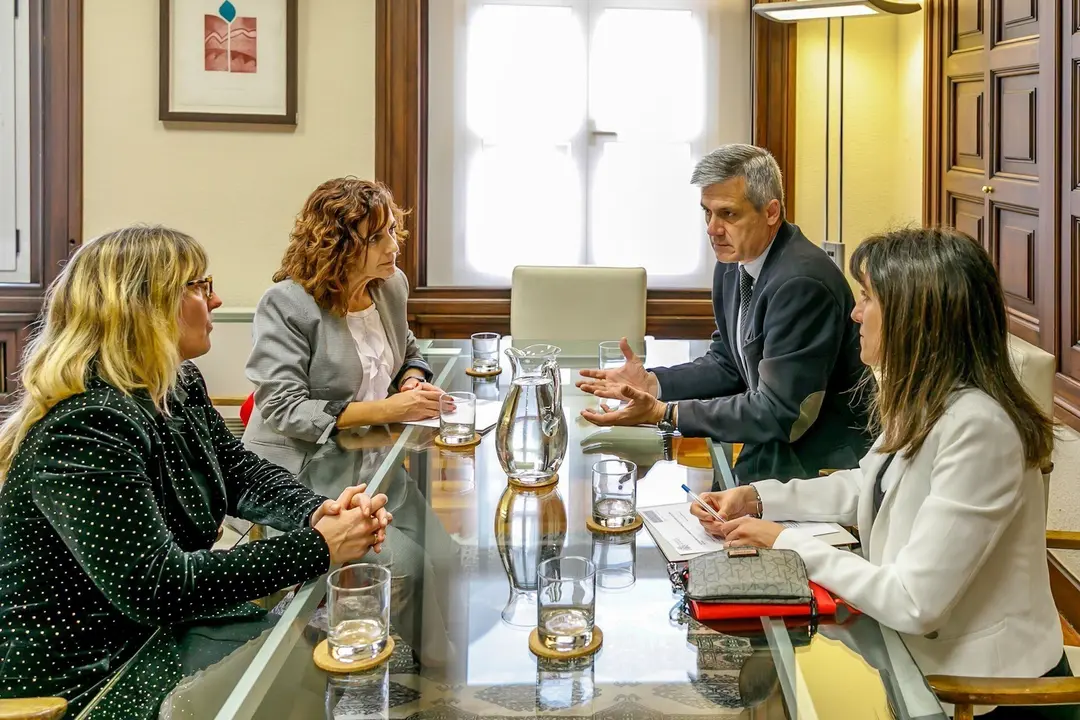 La consejera de Empleo, Ana Bel&eacute;n &Aacute;lvarez, con el sectterio de Estado de Vivienda, David Lucas