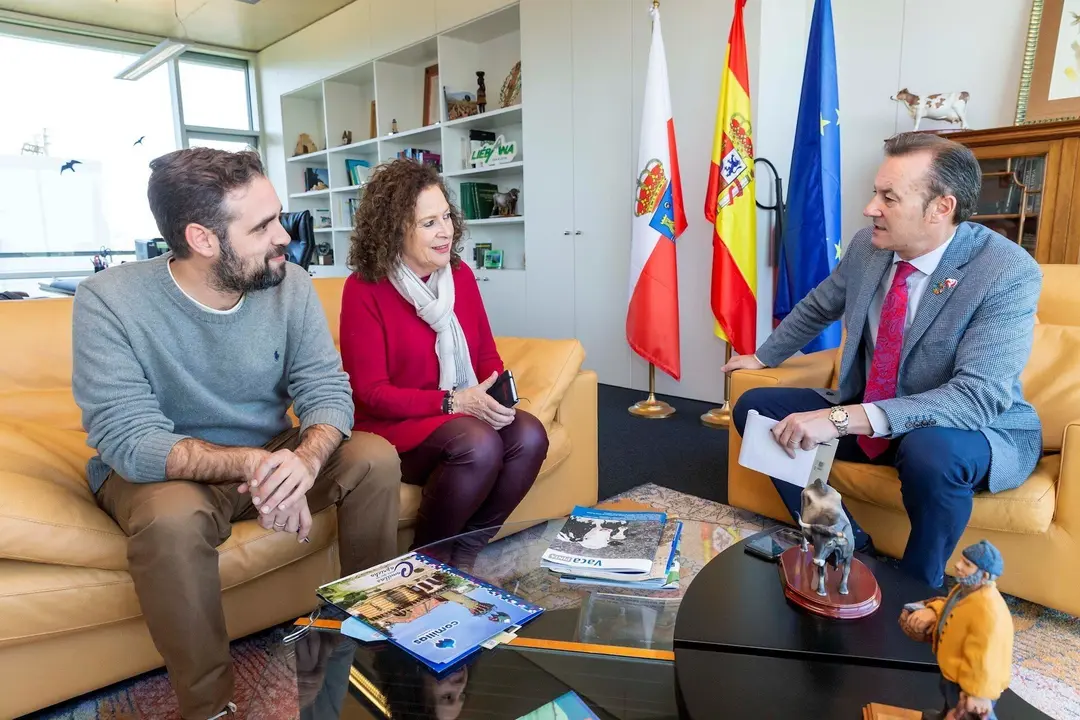 El consejero de Desarrollo Rural, Guillermo Blanco, y la alcaldeas de Comillas, Teresa Noceda