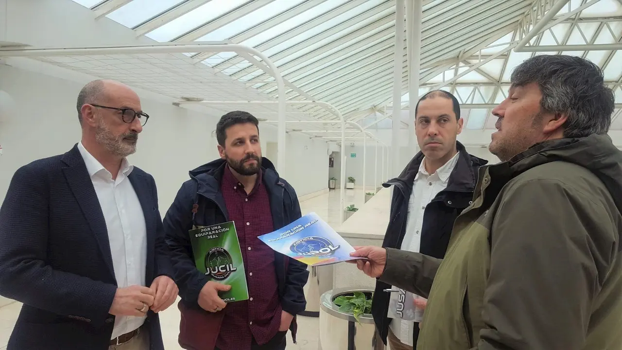 Ciudadanos con Polic&iacute;a y Guardia Civil