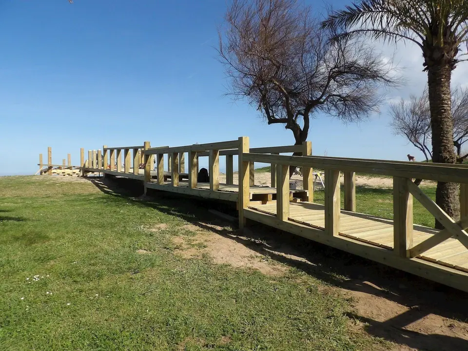 Pasarela junto al paseo mar&iacute;timo de Suances