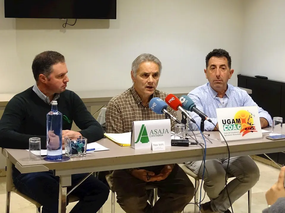Los representantes de UGAM-COAG, Gaspar Anabitarte; ASAJA, Enrique Ortiz, y UPA, Alberto P&eacute;rez