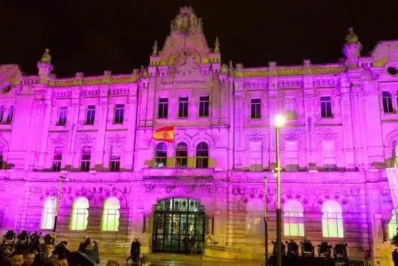 fachada_ayto_iluminada_morado_violencia_de_genero_0