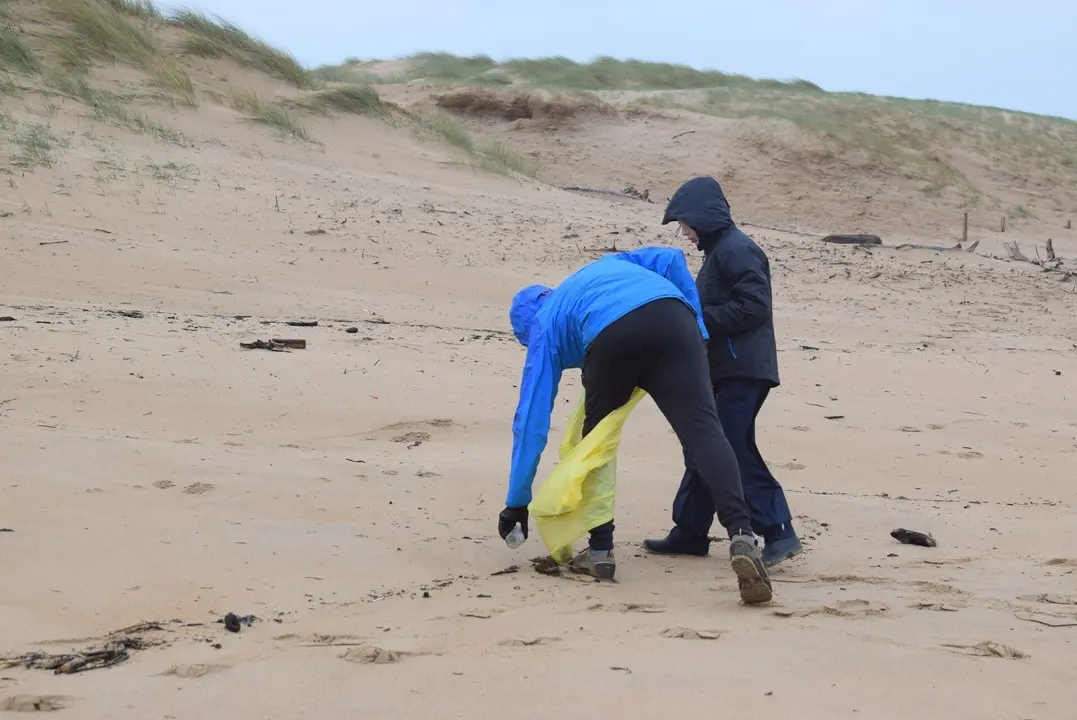 Recogida pl&aacute;sticos en la playa de Valdearenas