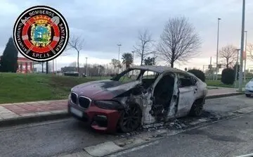 Bomberos Santander sofocan veh&iacute;culo incendiado cuando estaba aparcado