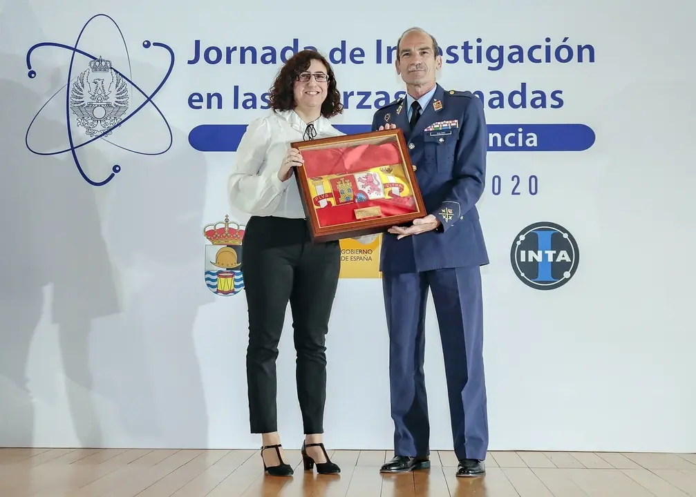 Alicia Calder&oacute;n recoge la distinci&oacute;n de manos del director del INTA, el teniente general Jos&eacute; Mar&iacute;a Salom