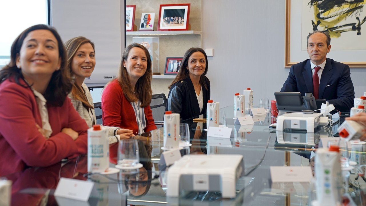 Santander ayuda a reincorporarse al mercado laboral a las mujeres que dejaron su empleo para criar a sus hijos