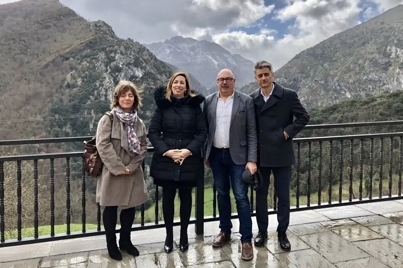 De izda a dcha, Paz D&iacute;az, Mar&iacute;a S&aacute;nchez, Secundino Caso y C&eacute;sar Aja, como representantes de las entidades l&iacute;deres del proyecto