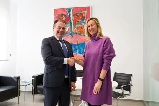 Rub&eacute;n Calder&oacute;n y B&aacute;rbara Guti&eacute;rrez, de la Universidad del Atl&aacute;ntico y la Asociaci&oacute;n Empresarial de Hosteler&iacute;a de Cantabria