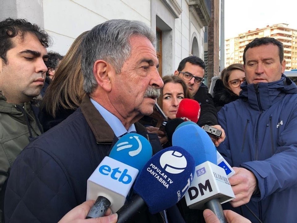 El presidente de Cantabria, Miguel Angel Revilla, atiende a los medios (foto de archivo)