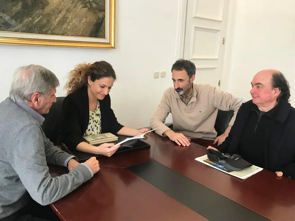 La delegada del Gobierno con miembros de la plataforma