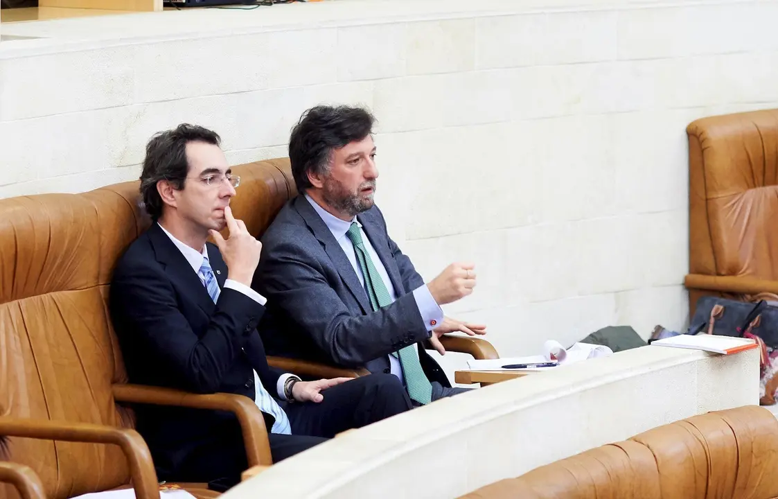 Los diputados de Vox en el Parlamento de Cantabria Armando Blanco (izda) y Crist&oacute;bal Palacio (derecha)