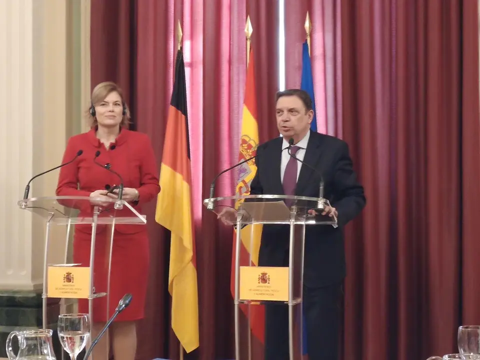 La ministra de Agricultura y Alimentaci&oacute;n de Alemania, Julia Kl&ouml;ckner (izq), y el ministro de Agricultura, Pesca y Alimentaci&oacute;n, Luis Planas (der).