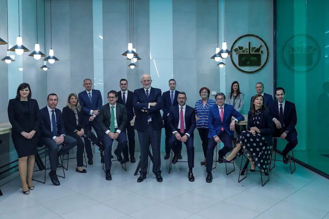 El presidente de Mercadona, Juan Roig (centro, de pie), posa junto a su equipo tras la rueda de prensa convocada para informar sobre la situaci&oacute;n actual y futura de los cinco Componentes de Mercadona y comunicar los datos econ&oacute;micos correspondientes al ej