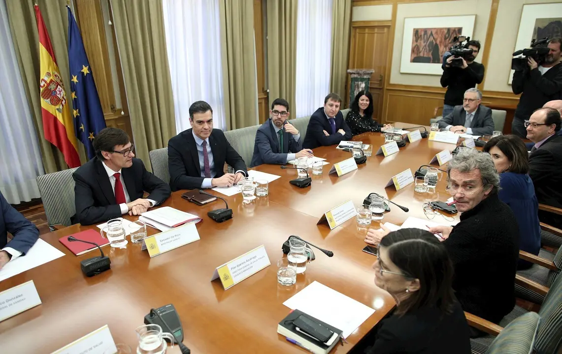 El ministro de Sanidad, Salvador Illa (1i), el presidente del Gobierno, Pedro S&aacute;nchez (2i), el director del Centro de Coordinaci&oacute;n de Alertas y Emergencias Sanitarias del Ministerio de Sanidad, Fernando Sim&oacute;n (frente a S&aacute;nchez), 