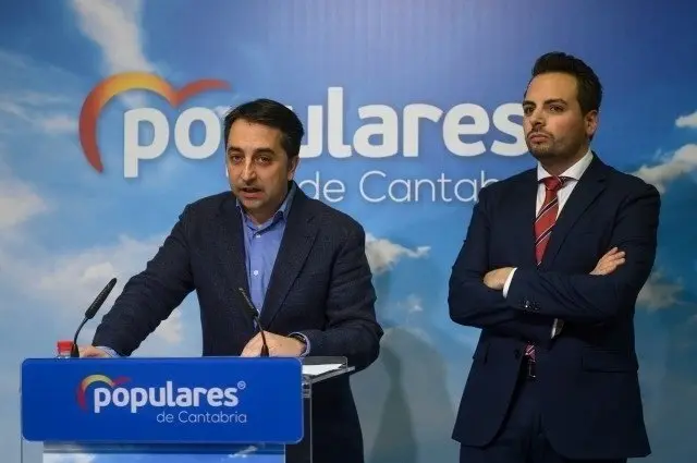 Alvaro Aguirre y Carlos Caram&eacute;s, en rueda de prensa