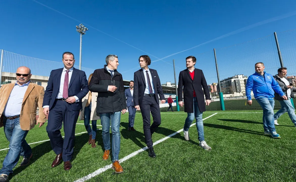 El vicepresidente, Pablo Zuloaga, visita con el alcalde de Astillero, Javier Fern&aacute;ndez Sober&oacute;n, el campo de futbol 7 del Frajanas