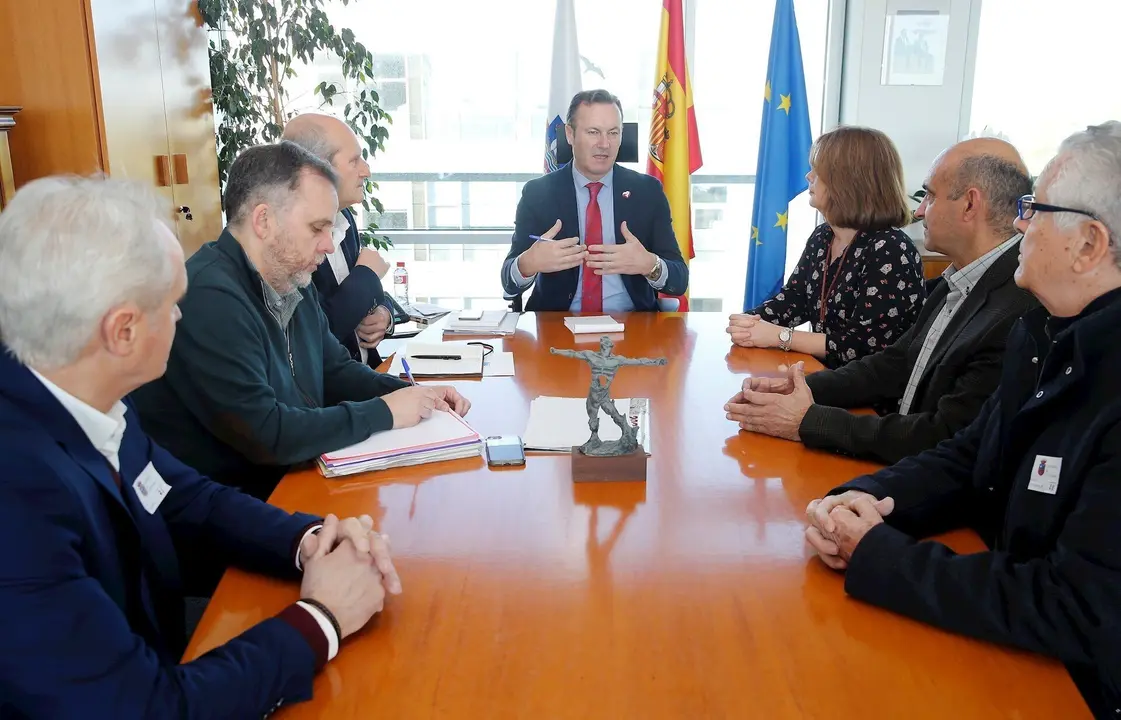 El consejero de Medio Ambiente, Guillermo Blanco, con representantes de la asociaci&oacute;n AMICA